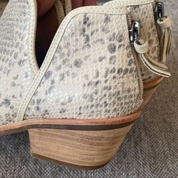 Sofft Abena Cream Leather Snake Print
Comfortable Ankle Boots Women's Size 6 EUC - Picture 10 of 12